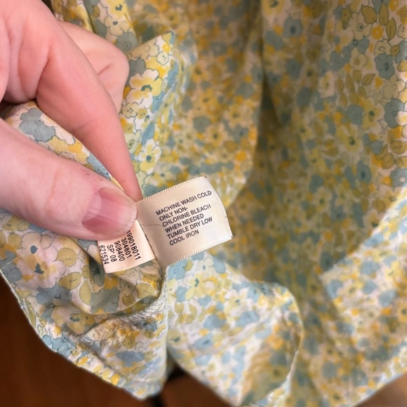 GAP Women’s sz S Floral Button Down with pin tuck detail and pearlescent buttons - Picture 9 of 9